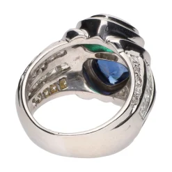 ANILLOS / SORTIJAS Sortija en oro blanco con zafiro, esmeralda y diamantes. Talla 10