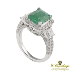 ANILLOS / SORTIJAS Sortija en oro blanco con esmeralda y diamantes naturales.