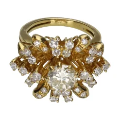 ANILLOS / SORTIJAS Sortija en oro amarillo con brillante central y detalles con brillantes. Talla 7.