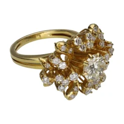 ANILLOS / SORTIJAS Sortija en oro amarillo con brillante central y detalles con brillantes. Talla 7.
