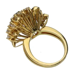 ANILLOS / SORTIJAS Sortija en oro amarillo con brillante central y detalles con brillantes. Talla 7.