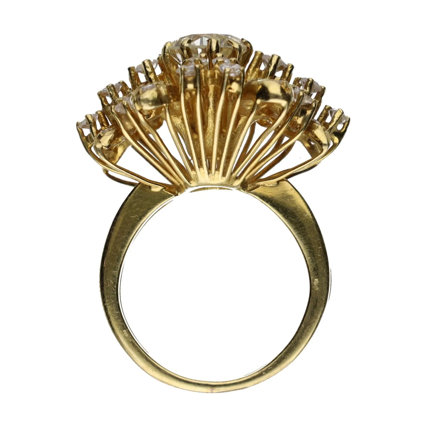 ANILLOS / SORTIJAS Sortija en oro amarillo con brillante central y detalles con brillantes. Talla 7.