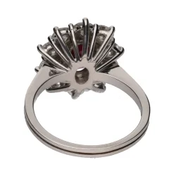 ANILLOS / SORTIJAS Sortija en oro blanco rubí central orla de brillantes. Talla 13.