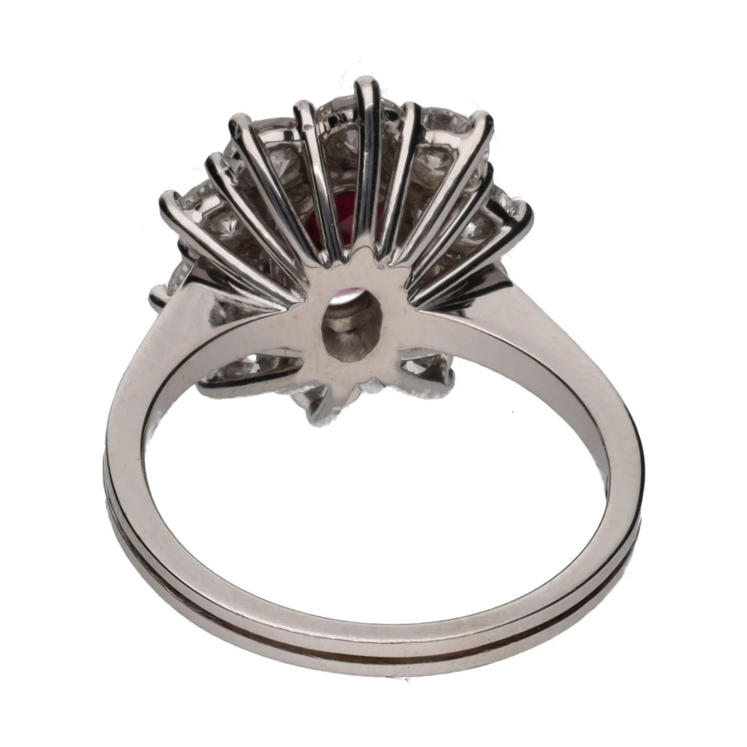 ANILLOS / SORTIJAS Sortija en oro blanco rubí central orla de brillantes. Talla 13.