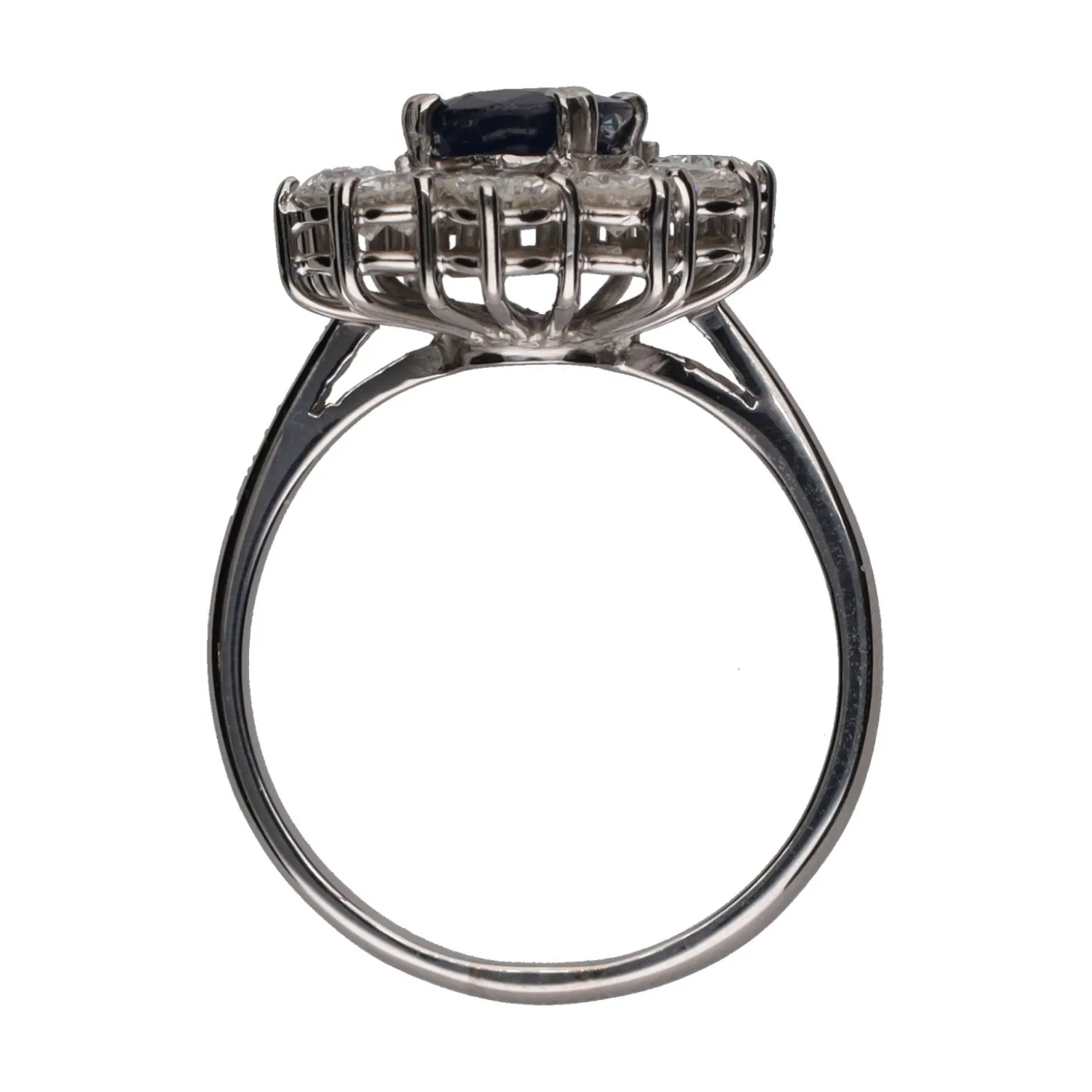 ANILLOS / SORTIJAS Sortija en oro blanco con zafiro y brillantes. Talla 19.