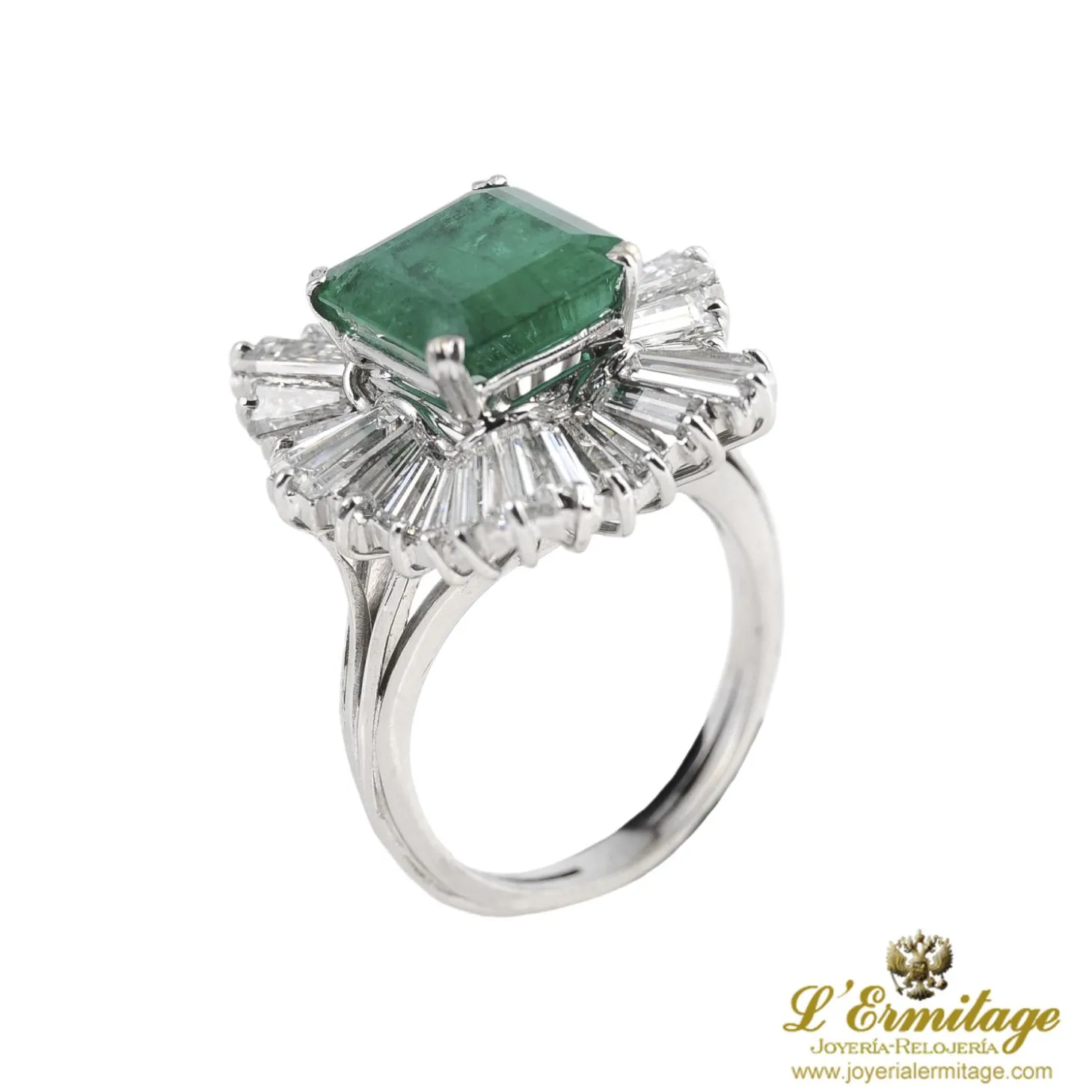 ANILLOS / SORTIJAS Sortija en oro blanco con esmeralda y diamantes naturales.