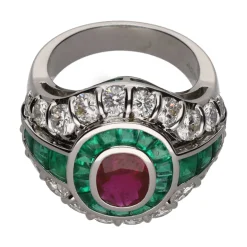 ANILLOS / SORTIJAS Sortija en oro blanco con rubí, esmeraldas y brillantes. Talla 14.