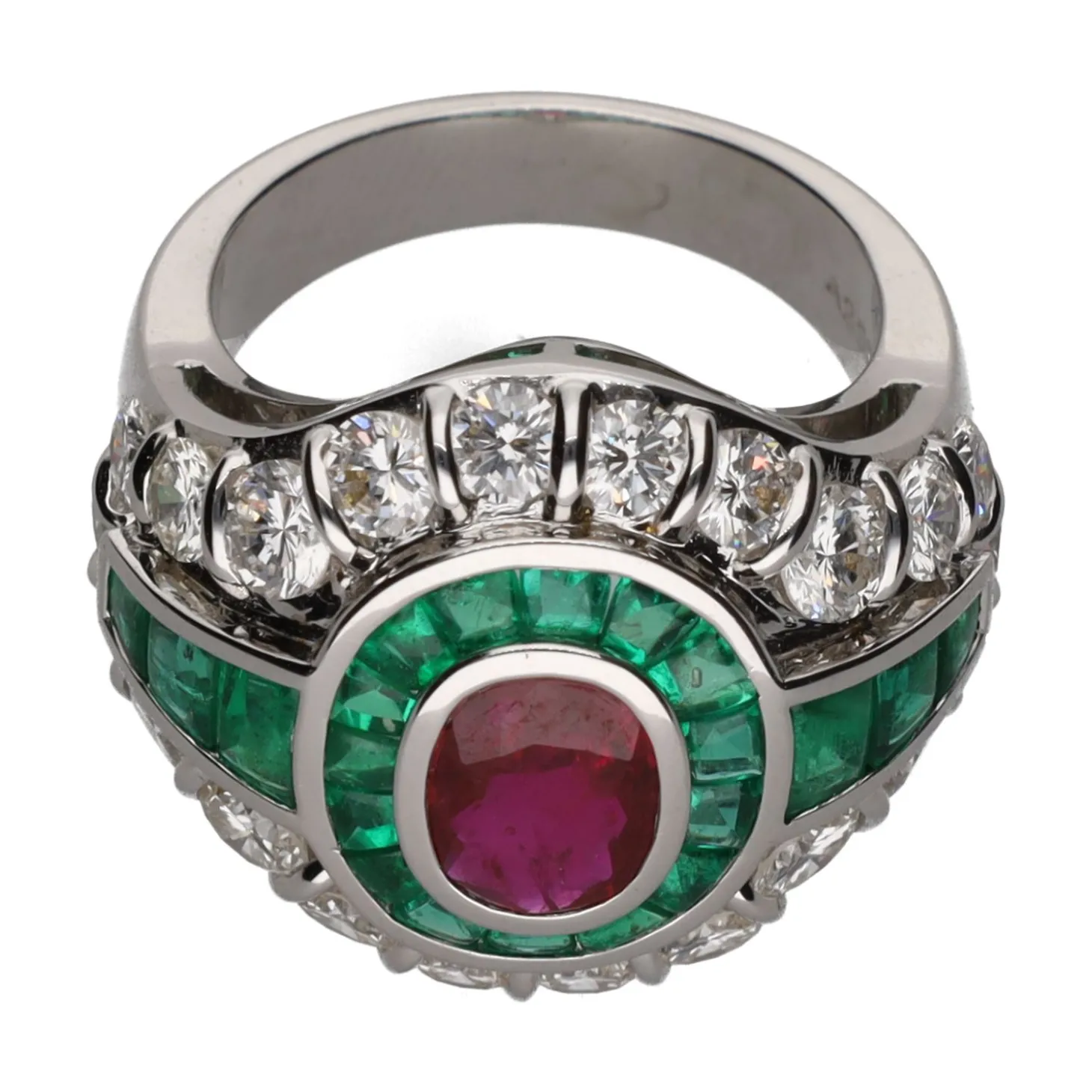 ANILLOS / SORTIJAS Sortija en oro blanco con rubí, esmeraldas y brillantes. Talla 14.