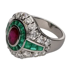 ANILLOS / SORTIJAS Sortija en oro blanco con rubí, esmeraldas y brillantes. Talla 14.