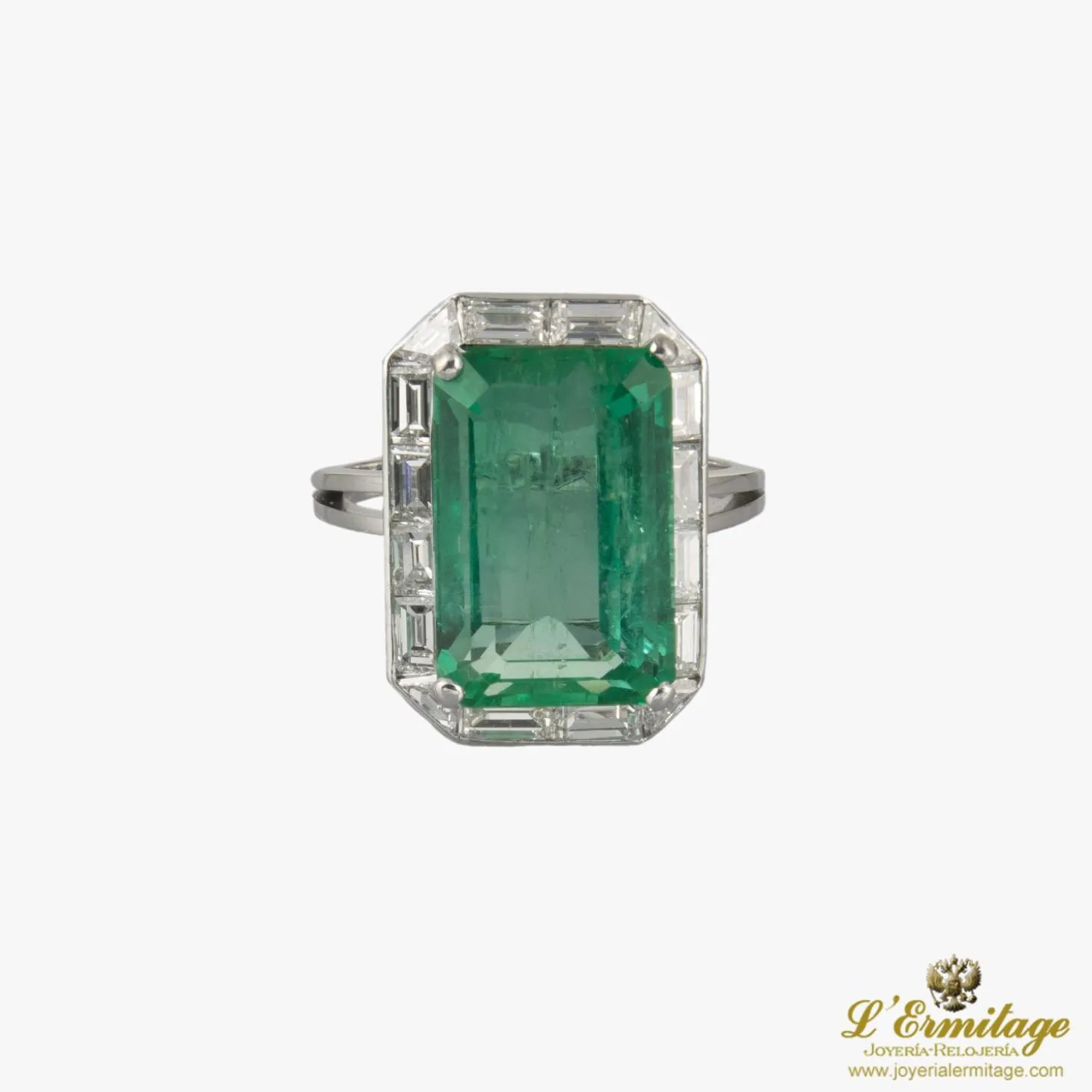 ANILLOS / SORTIJAS Sortija en oro blanco con esmeralda y diamantes naturales.