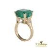 ANILLOS / SORTIJAS Sortija en oro amarillo con una esmeralda natural colombiana de 12,20 ct.