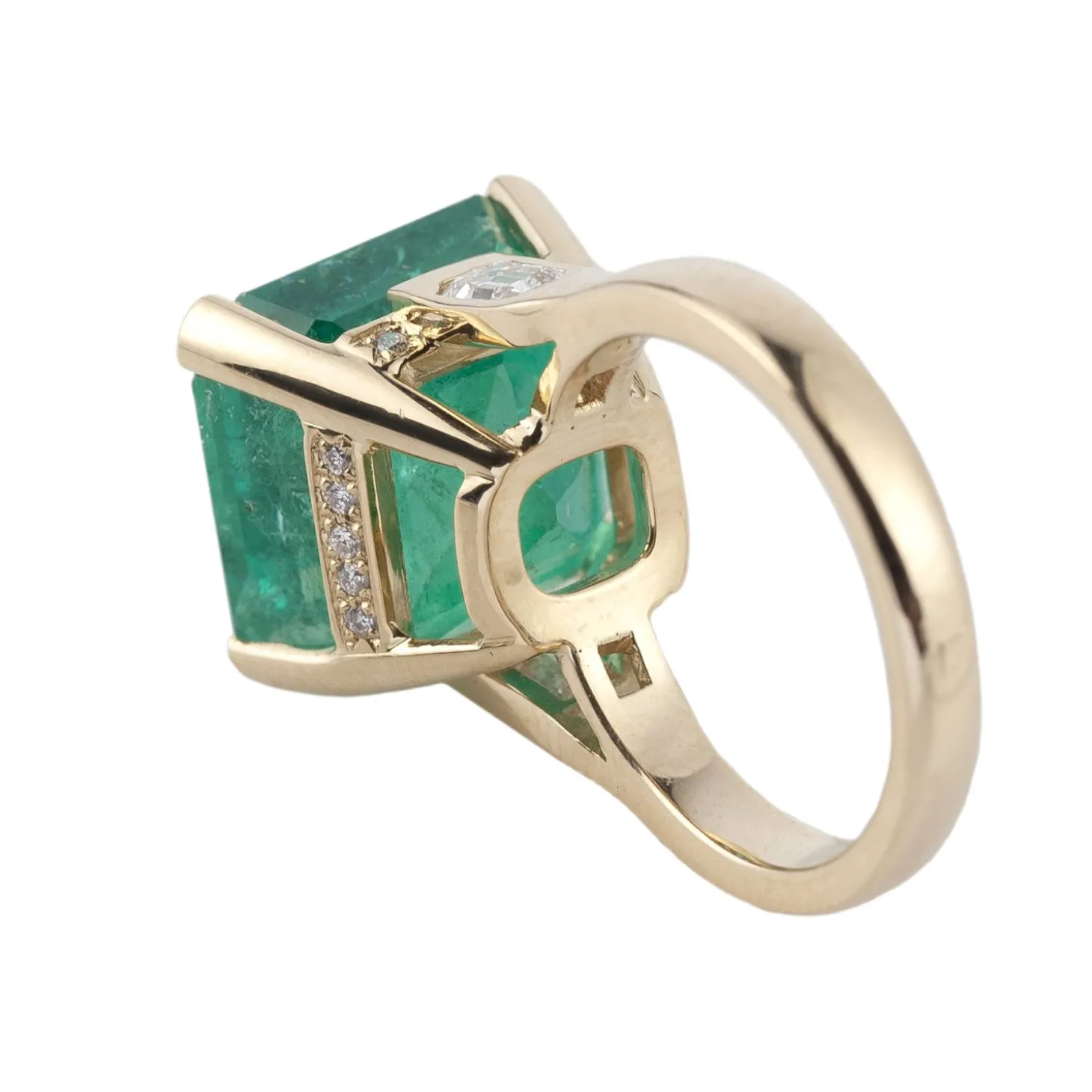 ANILLOS / SORTIJAS Sortija en oro amarillo con una esmeralda natural colombiana de 12,20 ct.