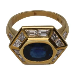 ANILLOS / SORTIJAS Sortija en oro amarillo con zafiro y baguettes. Talla 13.