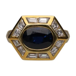ANILLOS / SORTIJAS Sortija en oro amarillo con zafiro y baguettes. Talla 13.