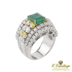 ANILLOS / SORTIJAS Sortija en oro blanco con esmeralda y diamantes. Talla 15.