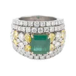ANILLOS / SORTIJAS Sortija en oro blanco con esmeralda y diamantes. Talla 15.