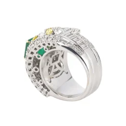 ANILLOS / SORTIJAS Sortija en oro blanco con esmeralda y diamantes. Talla 15.