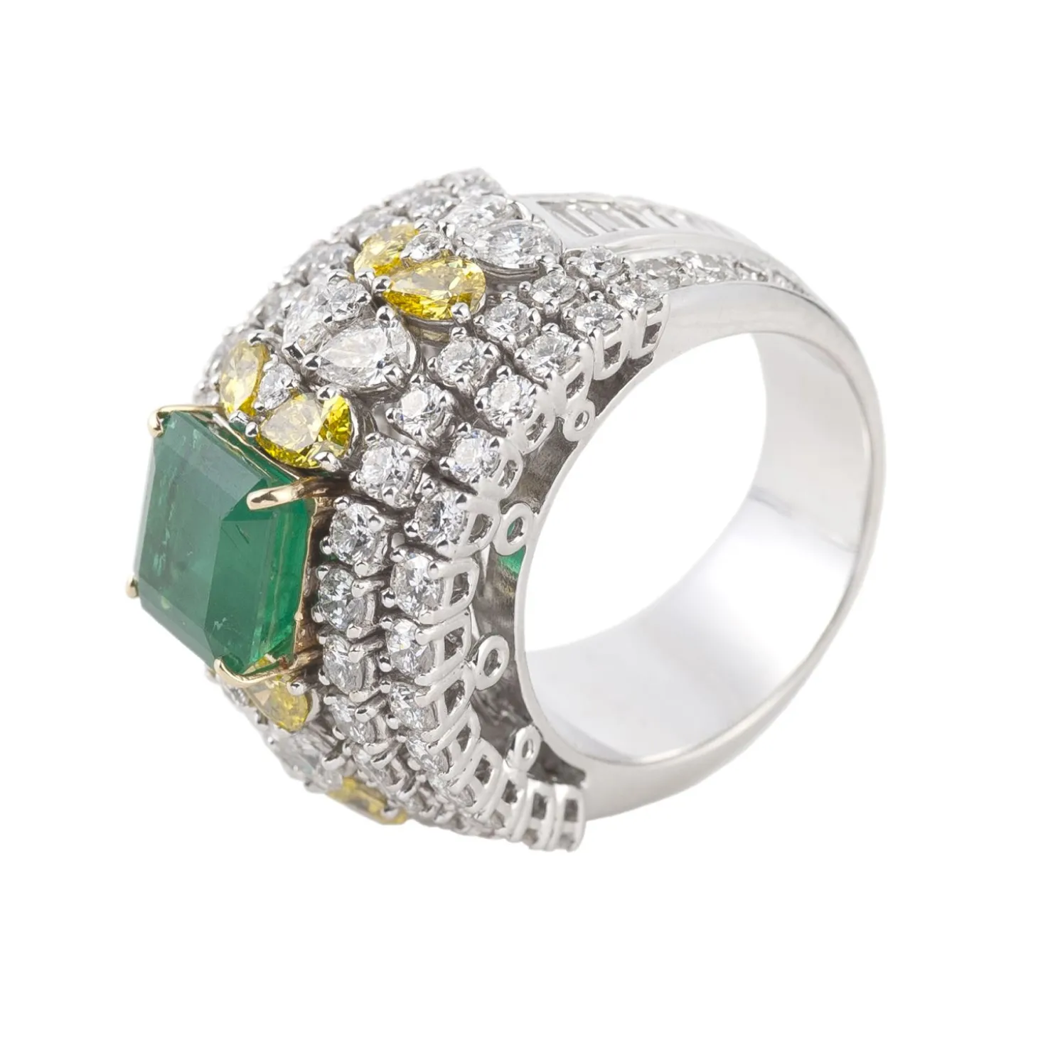 ANILLOS / SORTIJAS Sortija en oro blanco con esmeralda y diamantes. Talla 15.