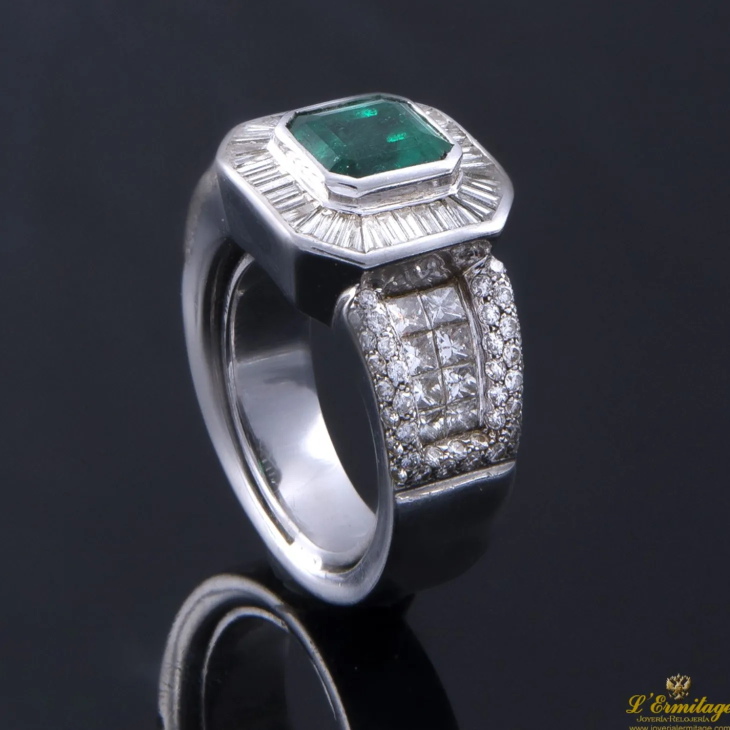 ANILLOS / SORTIJAS Sortija en oro blanco con esmeralda natural y diamantes naturales.