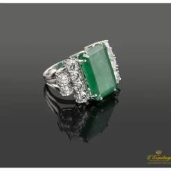 ANILLOS / SORTIJAS Sortija en oro blanco con esmeralda y brillantes. Talla 11.