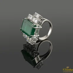 ANILLOS / SORTIJAS Sortija en oro blanco con esmeralda y brillantes. Talla 11.