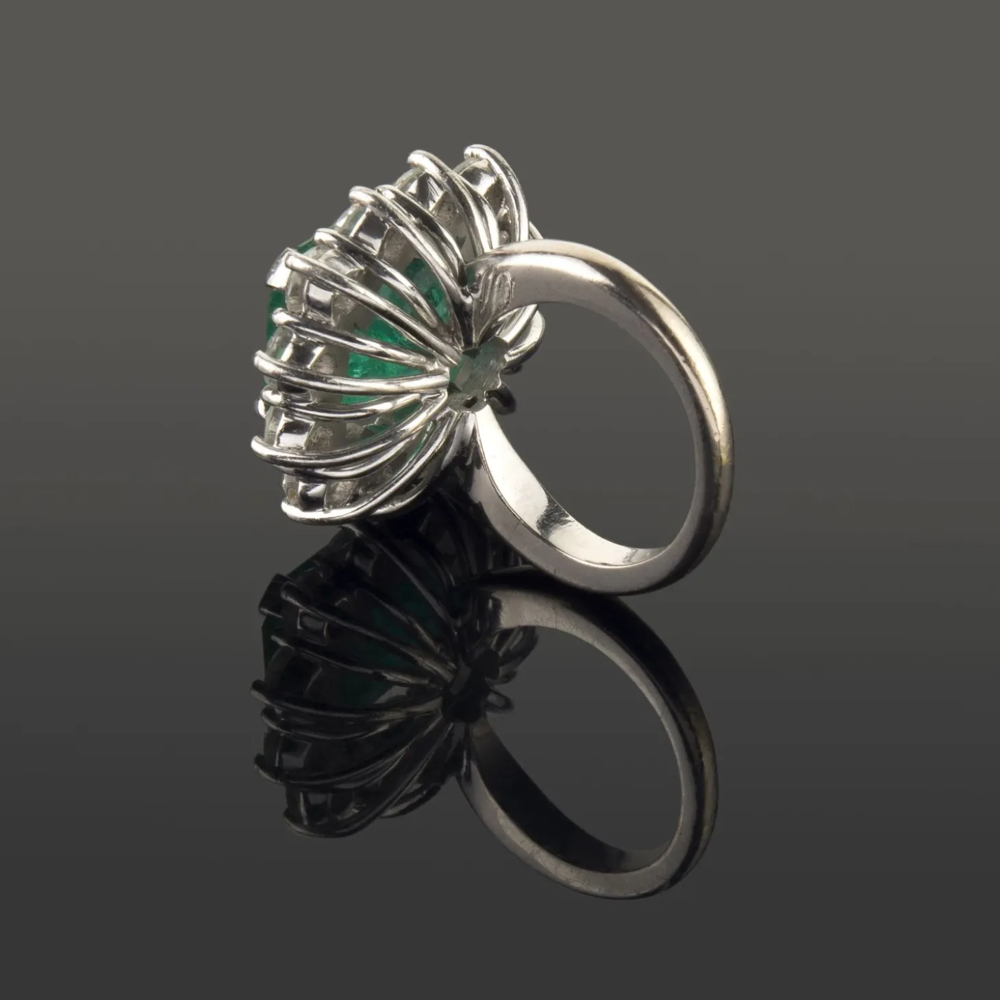 ANILLOS / SORTIJAS Sortija en oro blanco con una esmeralda y orla de brillantes.