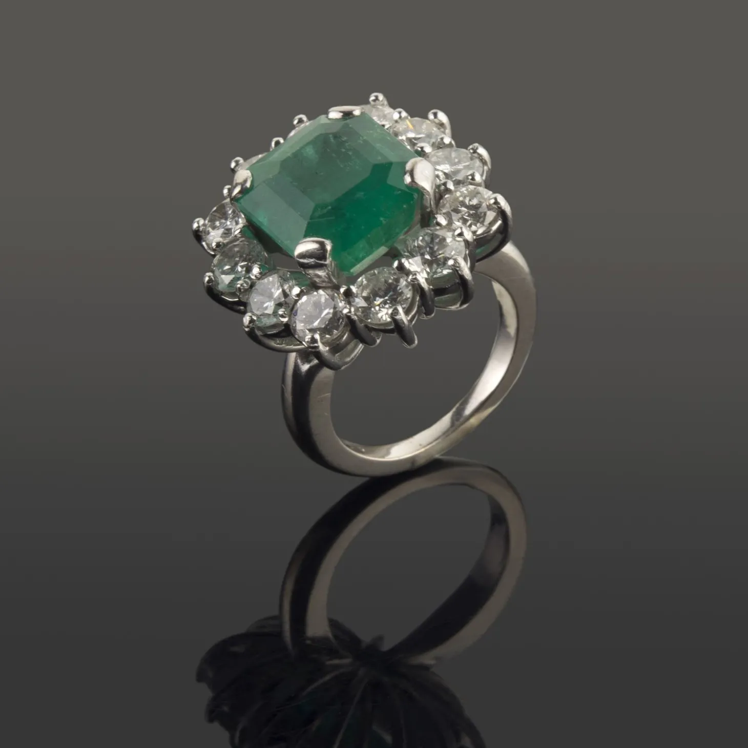 ANILLOS / SORTIJAS Sortija en oro blanco con una esmeralda y orla de brillantes.