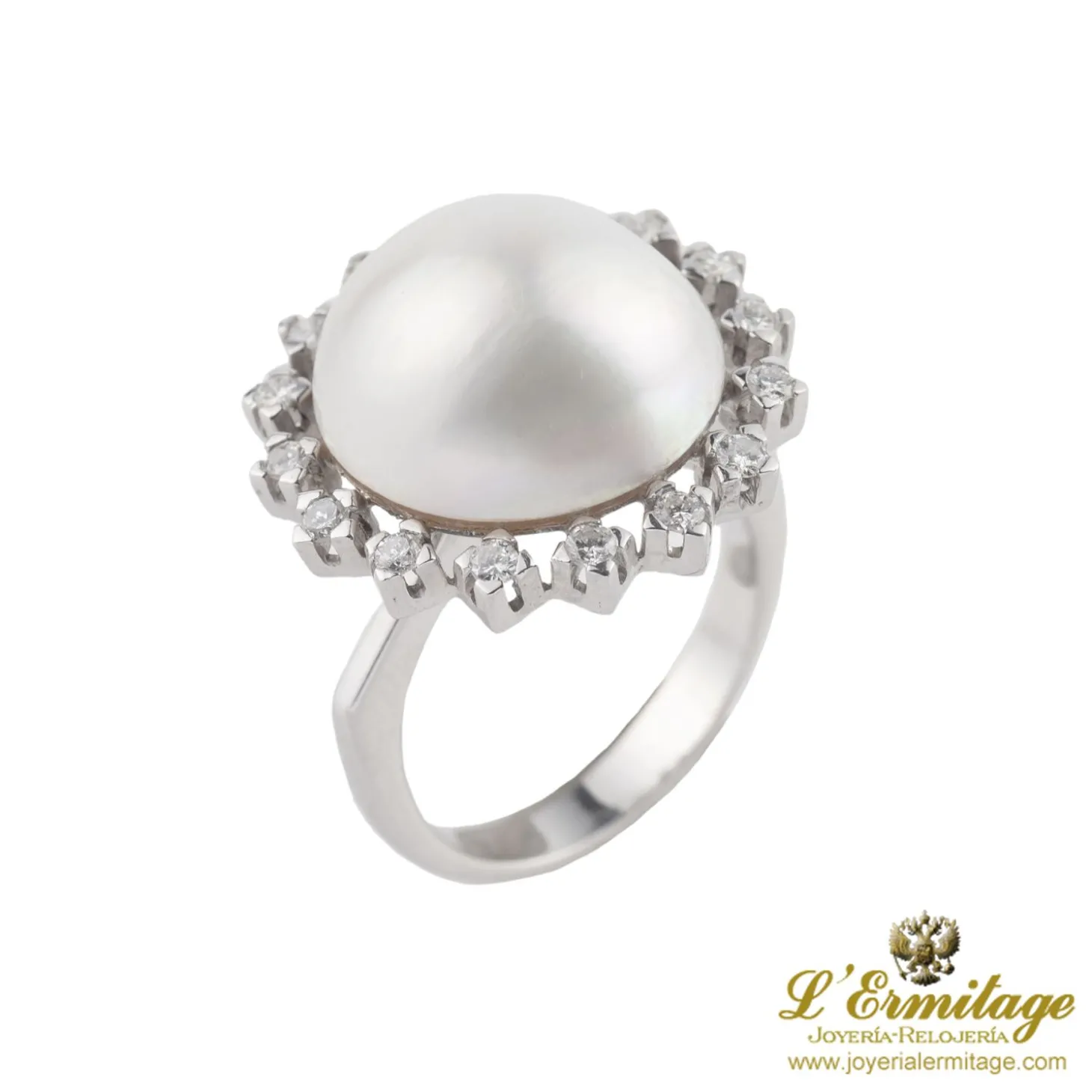 ANILLOS / SORTIJAS Sortija en oro blanco con perla y orla de brillantes.