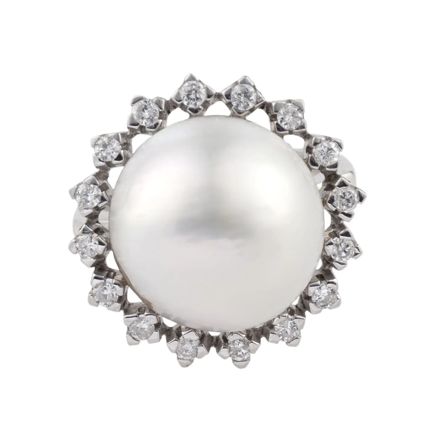 ANILLOS / SORTIJAS Sortija en oro blanco con perla y orla de brillantes.
