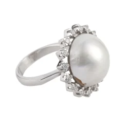 ANILLOS / SORTIJAS Sortija en oro blanco con perla y orla de brillantes.
