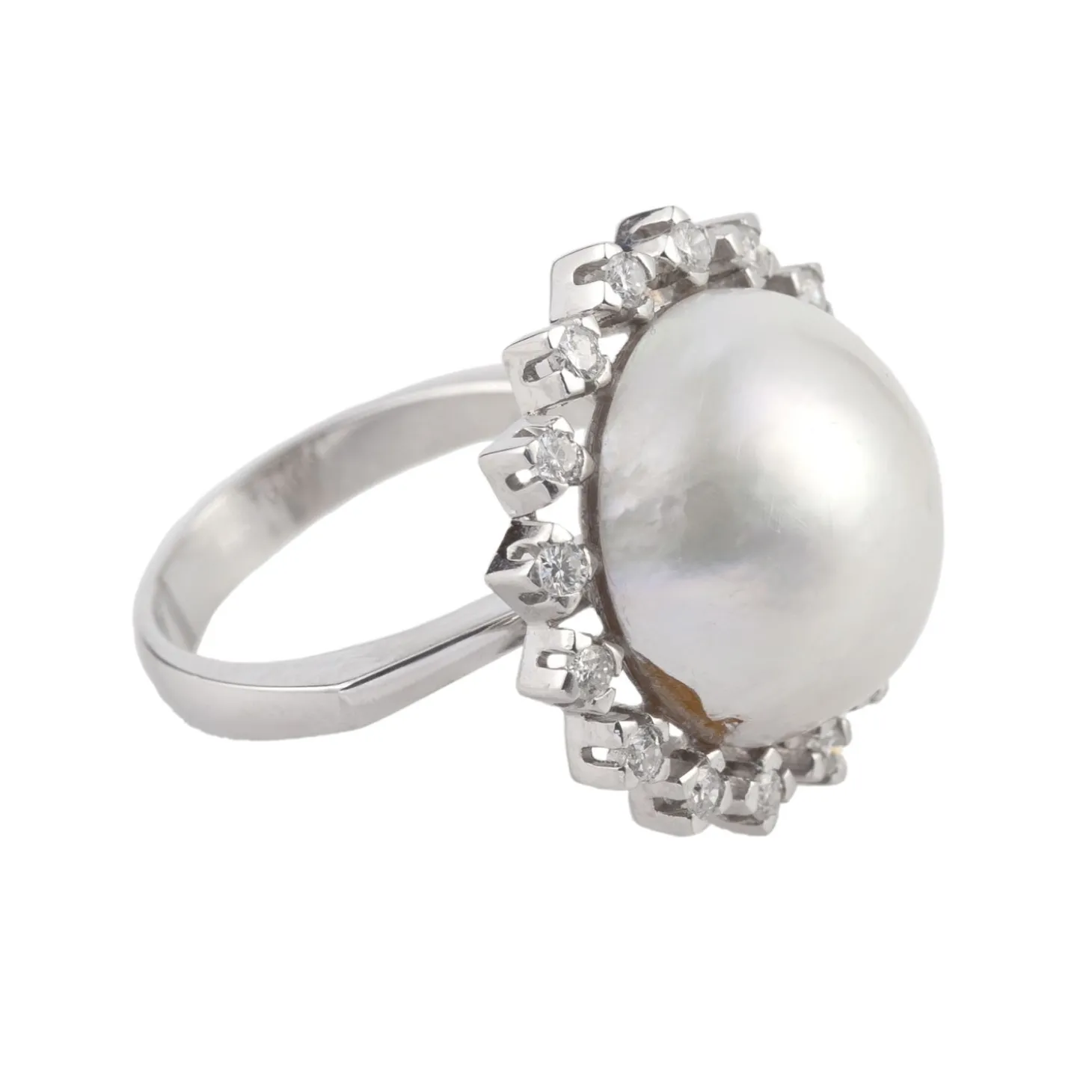 ANILLOS / SORTIJAS Sortija en oro blanco con perla y orla de brillantes.