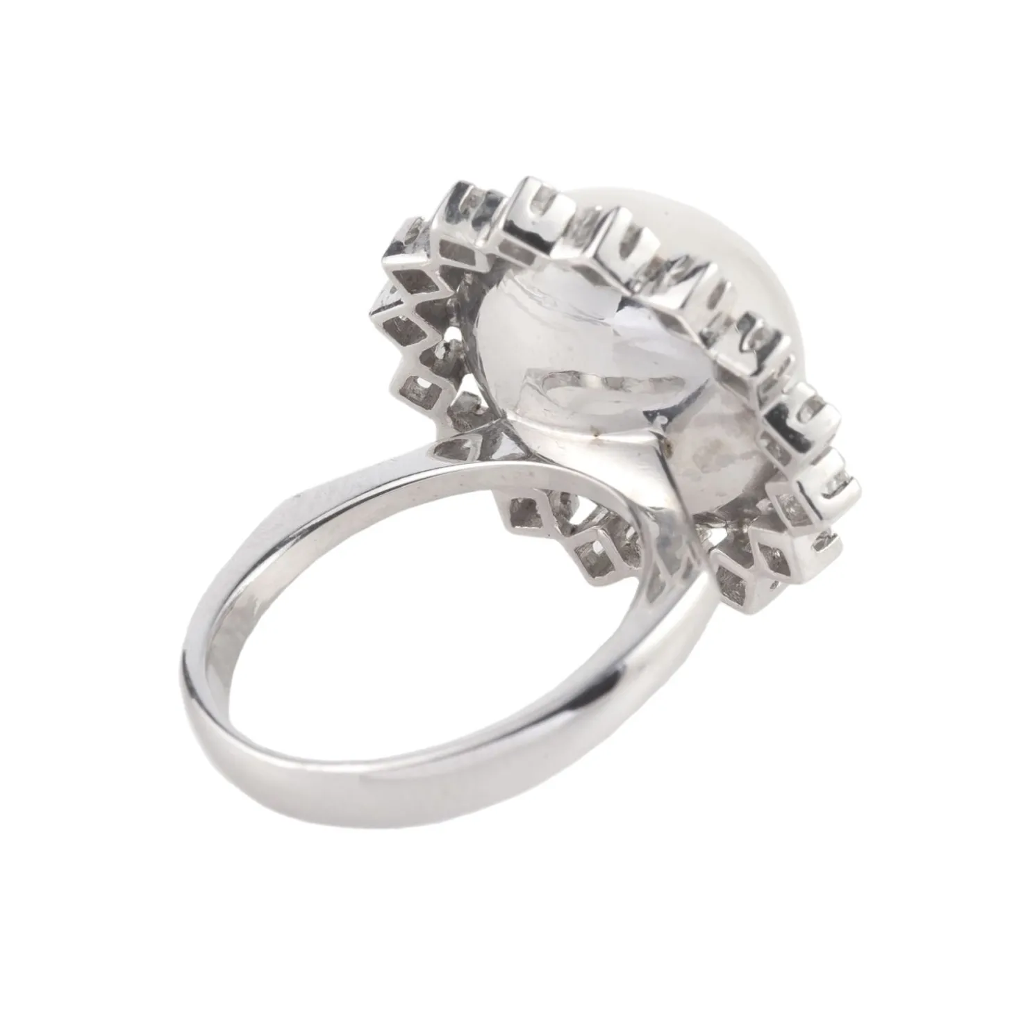 ANILLOS / SORTIJAS Sortija en oro blanco con perla y orla de brillantes.