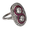 ANILLOS / SORTIJAS Sortija en platino con dos brillantes centrales, rubíes y detalles con diamantes. Talla 16.