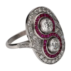 ANILLOS / SORTIJAS Sortija en platino con dos brillantes centrales, rubíes y detalles con diamantes. Talla 16.