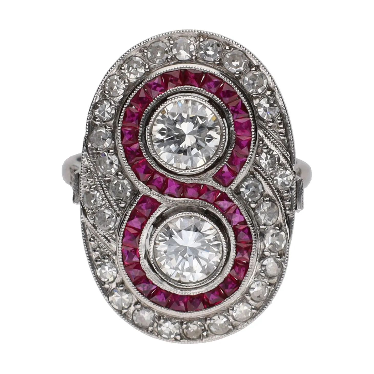 ANILLOS / SORTIJAS Sortija en platino con dos brillantes centrales, rubíes y detalles con diamantes. Talla 16.