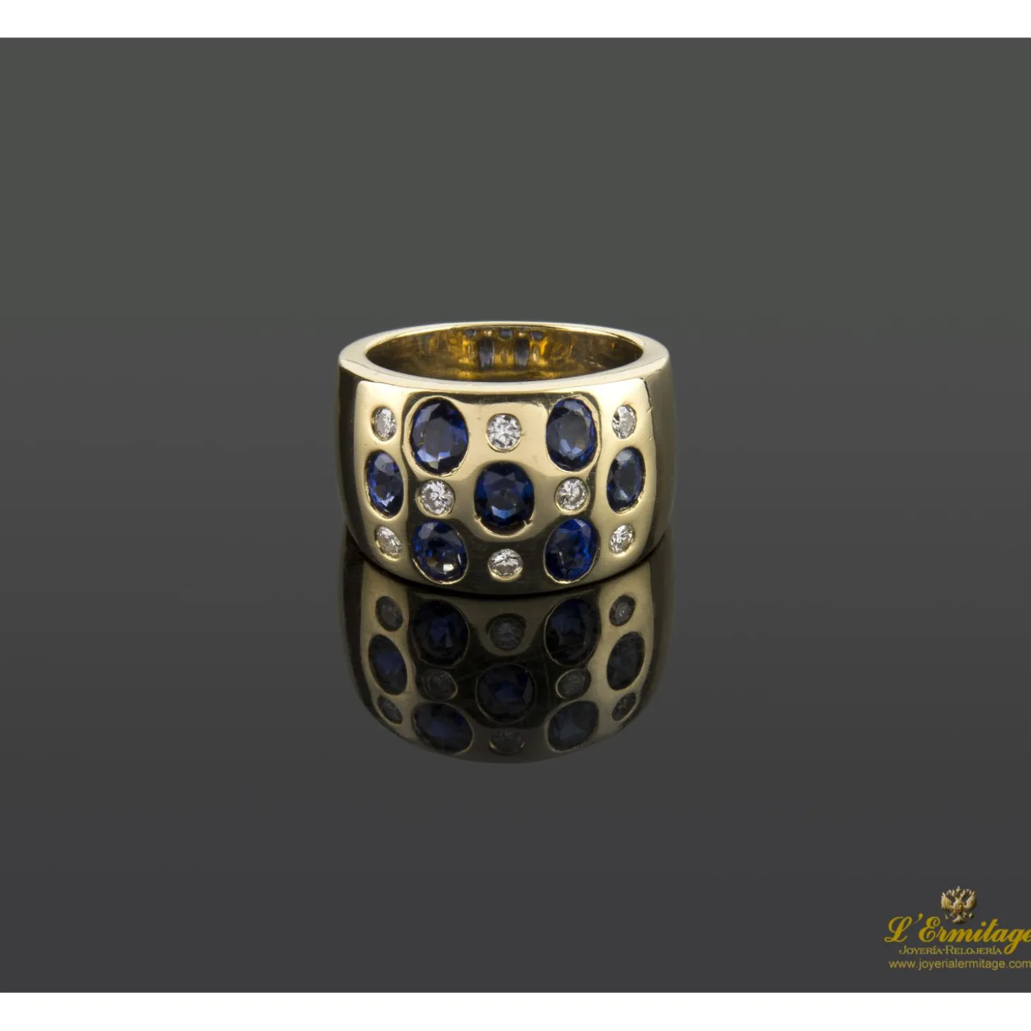 ANILLOS / SORTIJAS Sortija firmada por yanes en oro amarillo con zafiros y brillantes.