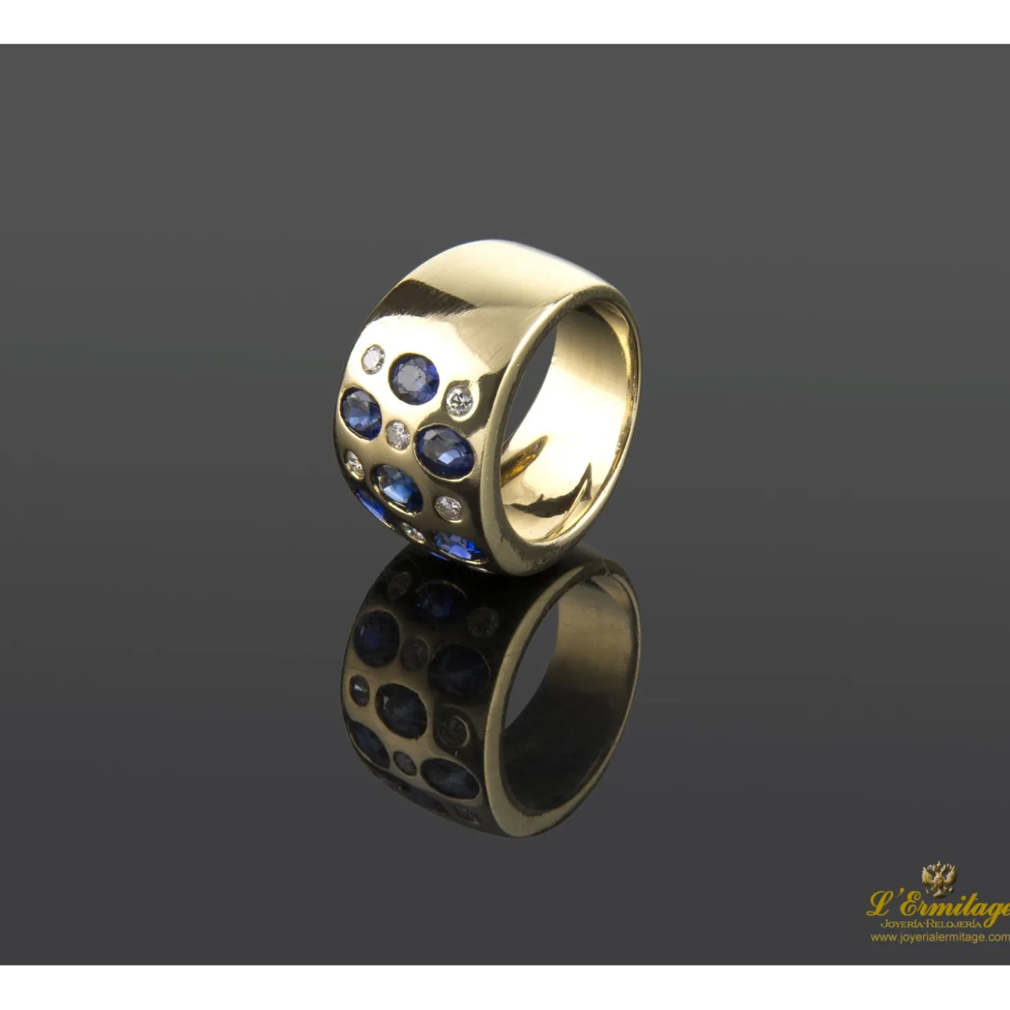 ANILLOS / SORTIJAS Sortija firmada por yanes en oro amarillo con zafiros y brillantes.
