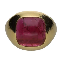 ANILLOS / SORTIJAS Sortija firmada por pomellato en oro amarillo con un rubí. Talla 11.