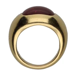 ANILLOS / SORTIJAS Sortija firmada por pomellato en oro amarillo con un rubí. Talla 11.