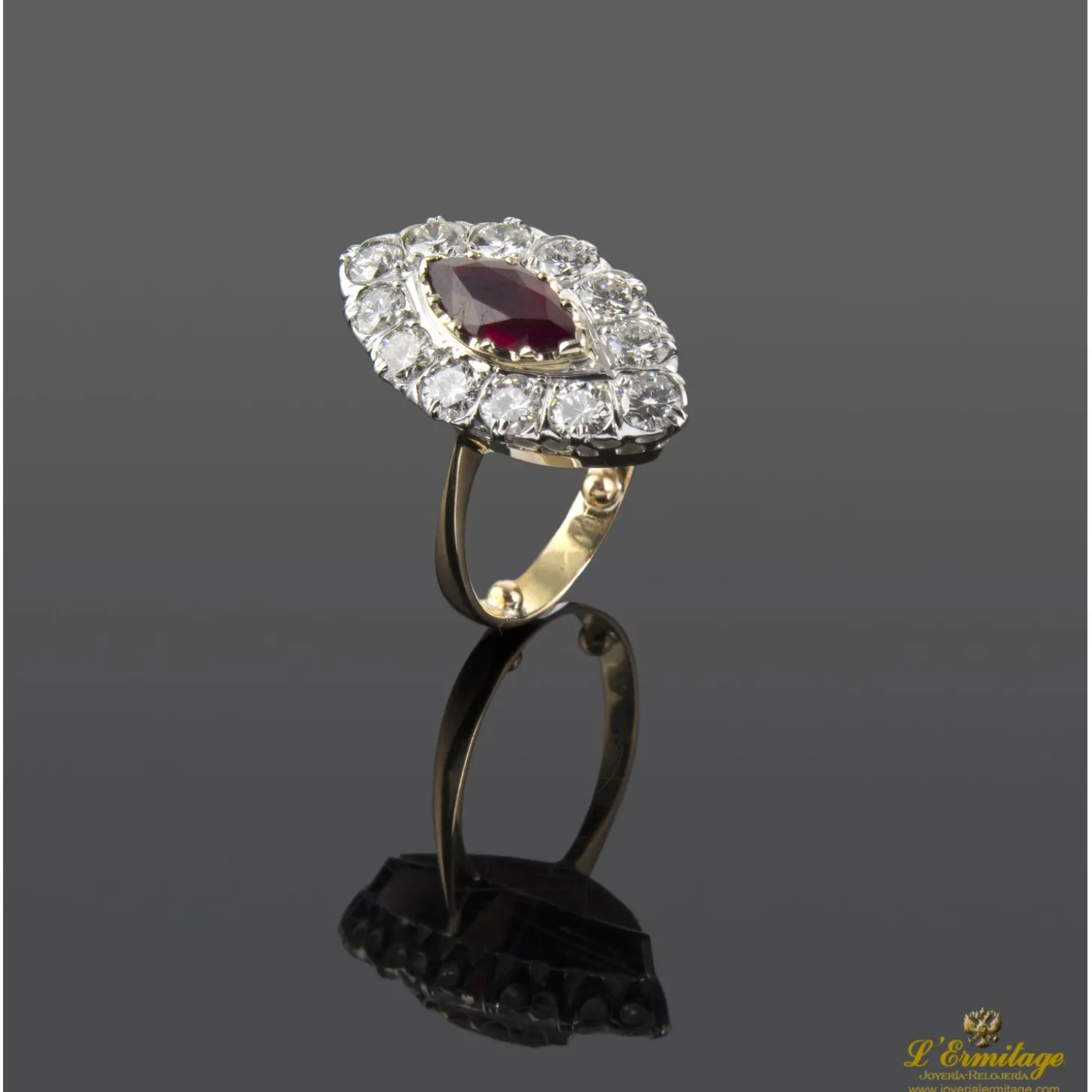 ANILLOS / SORTIJAS Sortija lanzadera oro blanco oro amarillo rubí y diamantes.