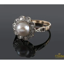 ANILLOS / SORTIJAS Sortija oro amarillo media perla y orla de diamantes talla antigua.