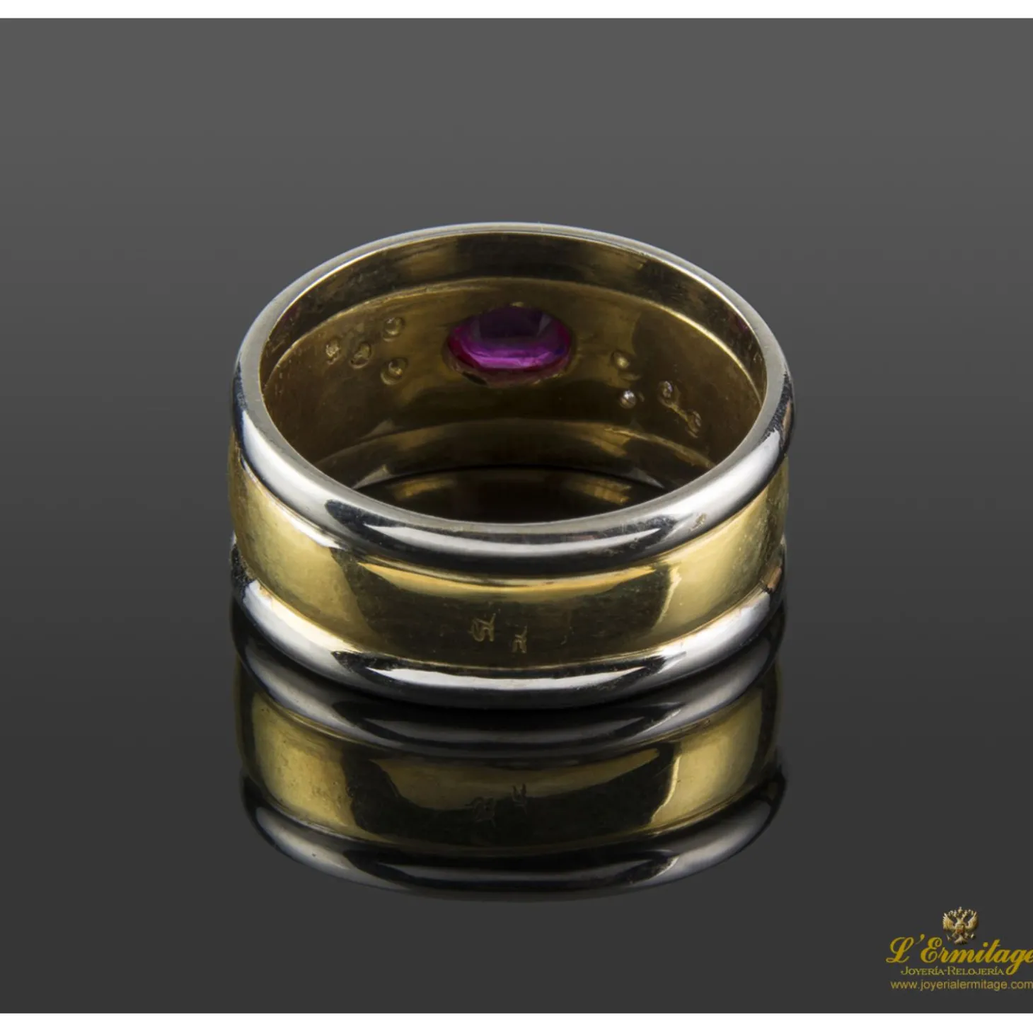 ANILLOS / SORTIJAS Sortija oro amarillo oro blanco rubí cabuchón y diamantes.