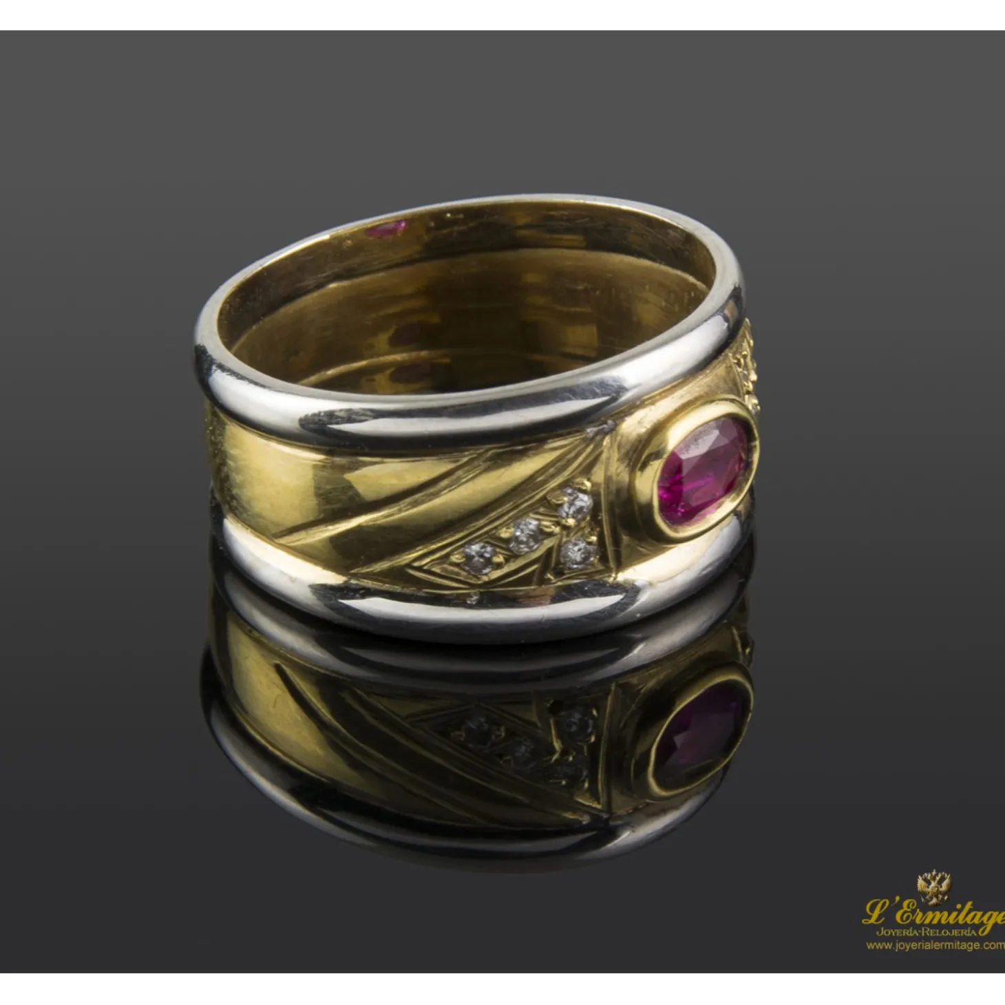 ANILLOS / SORTIJAS Sortija oro amarillo oro blanco rubí cabuchón y diamantes.