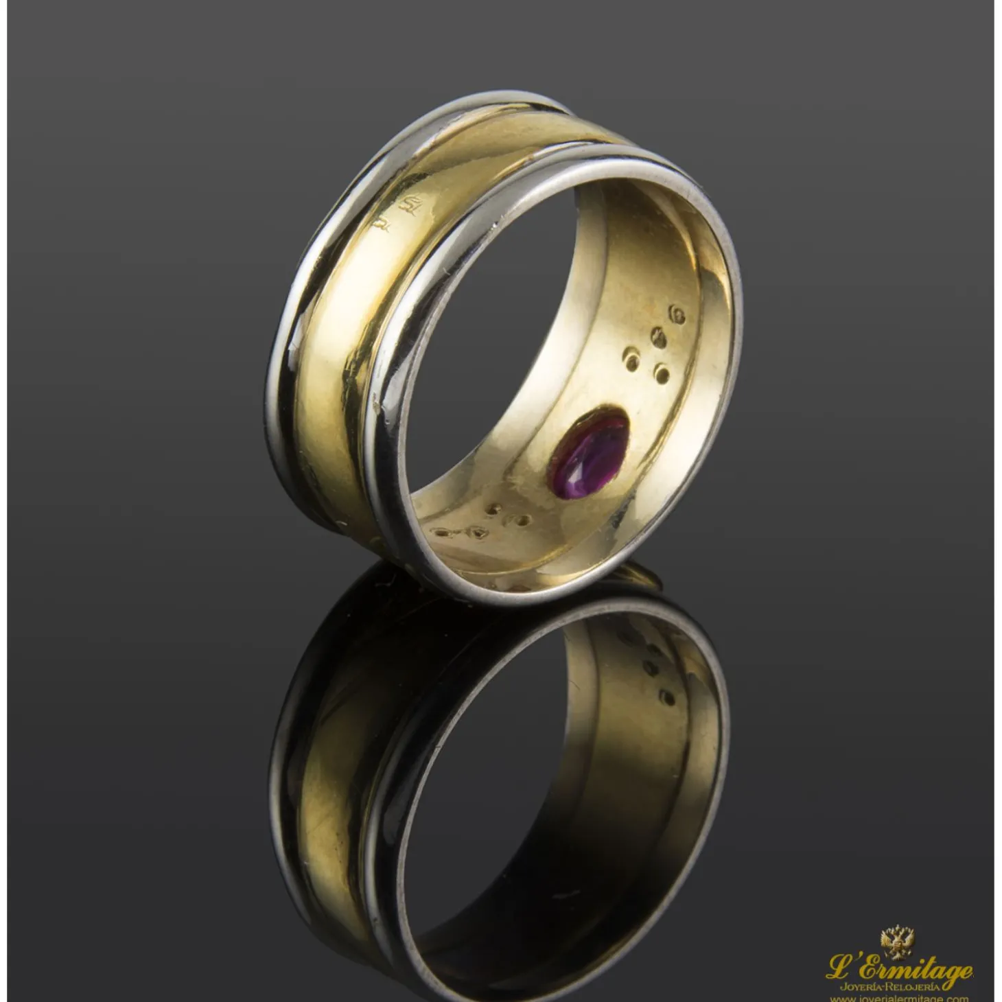 ANILLOS / SORTIJAS Sortija oro amarillo oro blanco rubí cabuchón y diamantes.