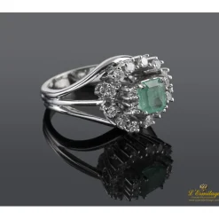 ANILLOS / SORTIJAS Sortija oro blanco esmeralda y diamantes.