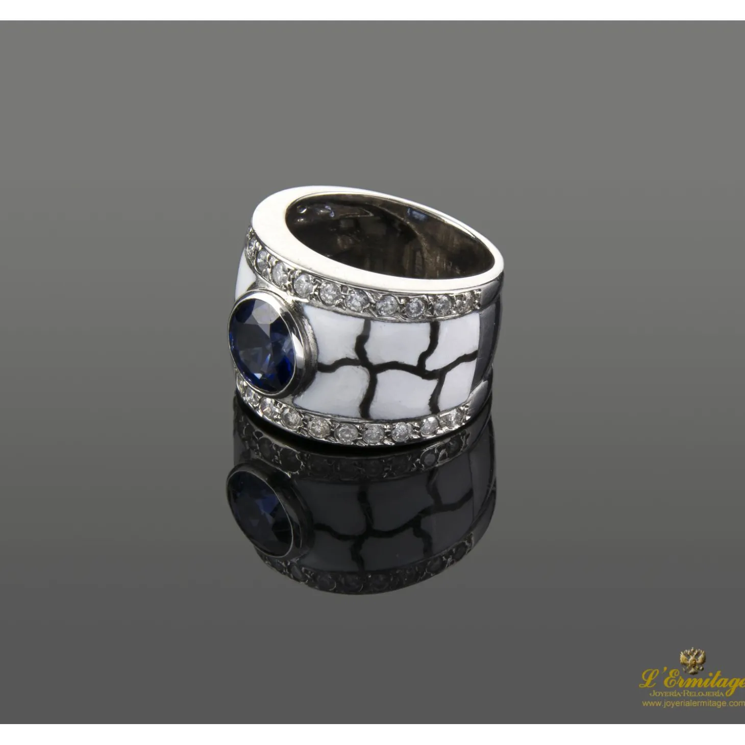 ANILLOS / SORTIJAS Sortija oro blanco esmalte zafiro y diamantes.