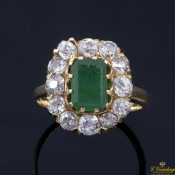 ANILLOS / SORTIJAS Sortija oro amarillo esmeralda y orla de diamantes