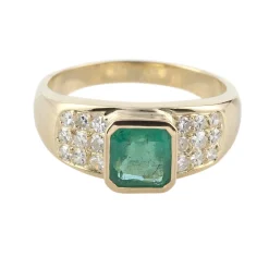 ANILLOS / SORTIJAS Sortija oro amarillo esmeralda y cuajado de diamantes.