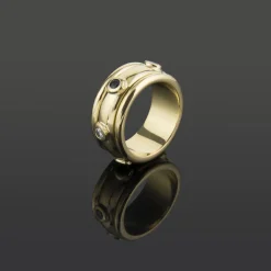 ANILLOS / SORTIJAS Sortija oro amarillo rubíes zafiros y diamantes. Talla nº 12.