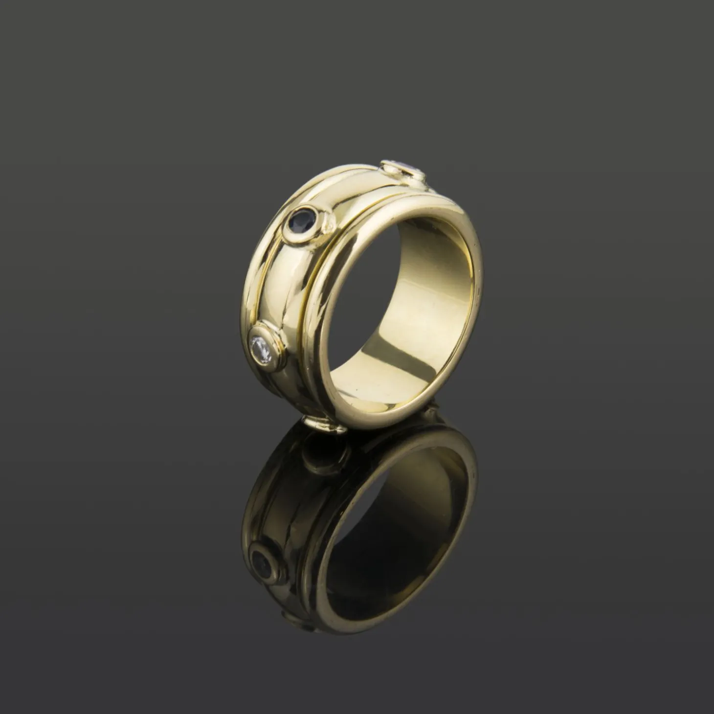 ANILLOS / SORTIJAS Sortija oro amarillo rubíes zafiros y diamantes. Talla nº 12.